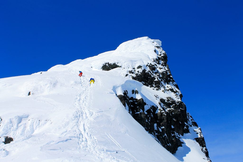 Ved gode snøforhold er det grei klyving opp til toppen av Kniven (2.133 moh) i Smørstabbtindan.