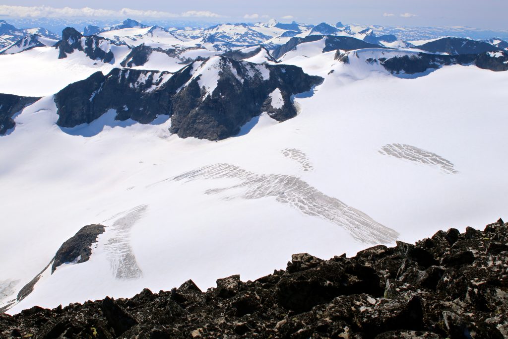Tverråbrean Nørdre Bukkeholstindan (2.166 moh) sett fra Tverråtindan. 