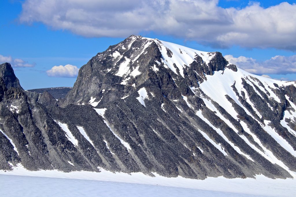 Sørvestryggen opp til Galdhøpiggen er en luftig klyvetur mot den populære toppen.