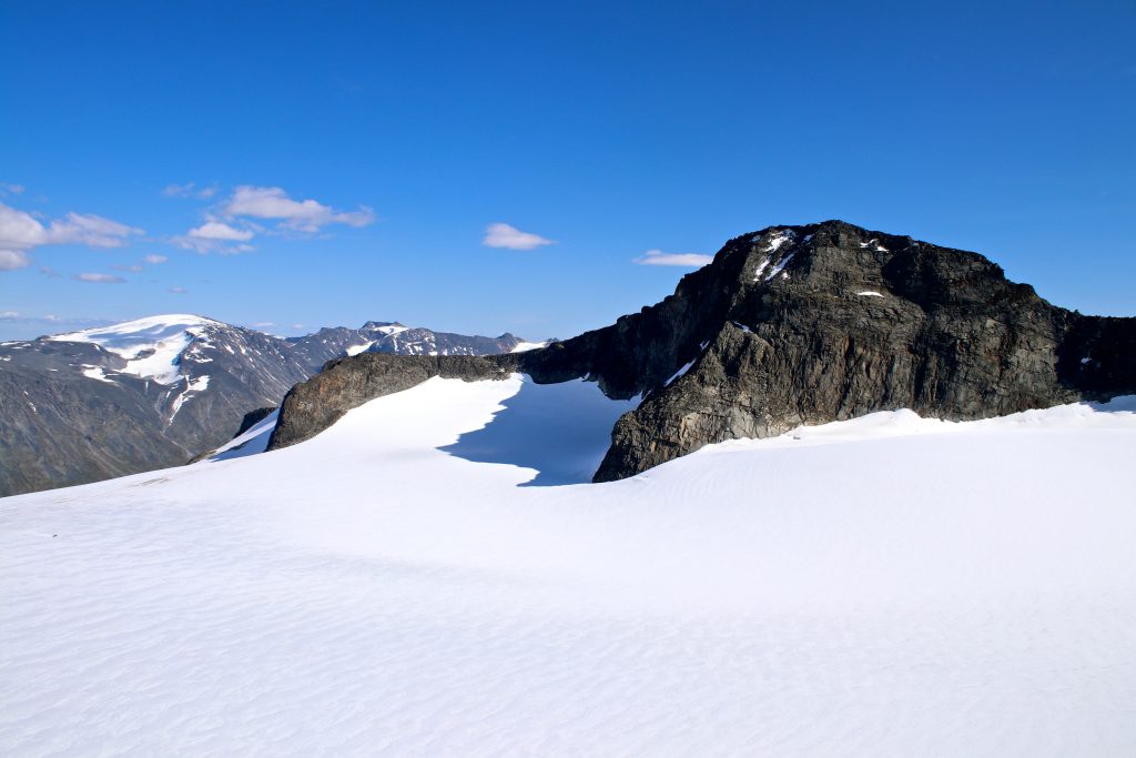 Midtre Tverråtinden (2.302 moh) sett fra Svellnosbrean.