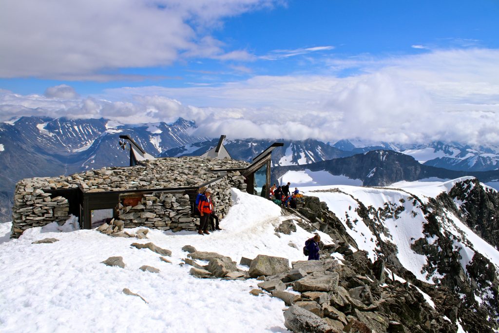 Toppen av Galdhøpiggen er målet på traversen Svellnosbrean rundt.