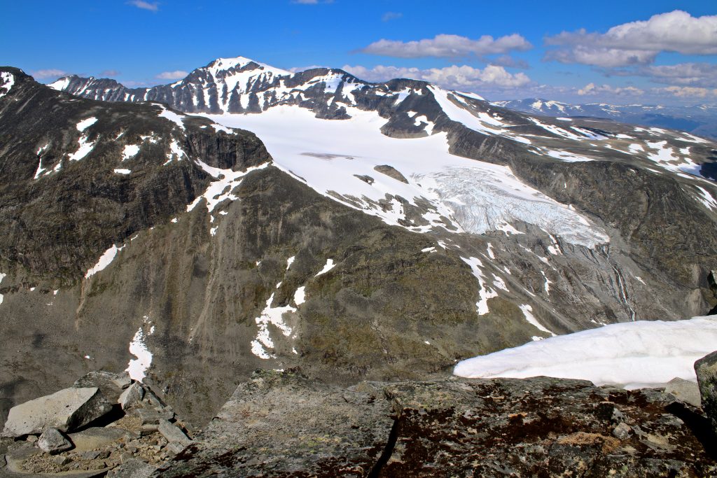 Galdhøpiggen (2.469 moh) og Svellnosbrean sett fra Styggehøe.