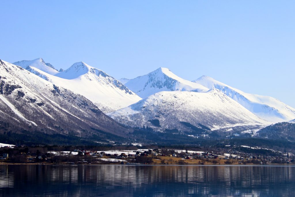 Isfjorden med Klauva og Kyrkjetaket.