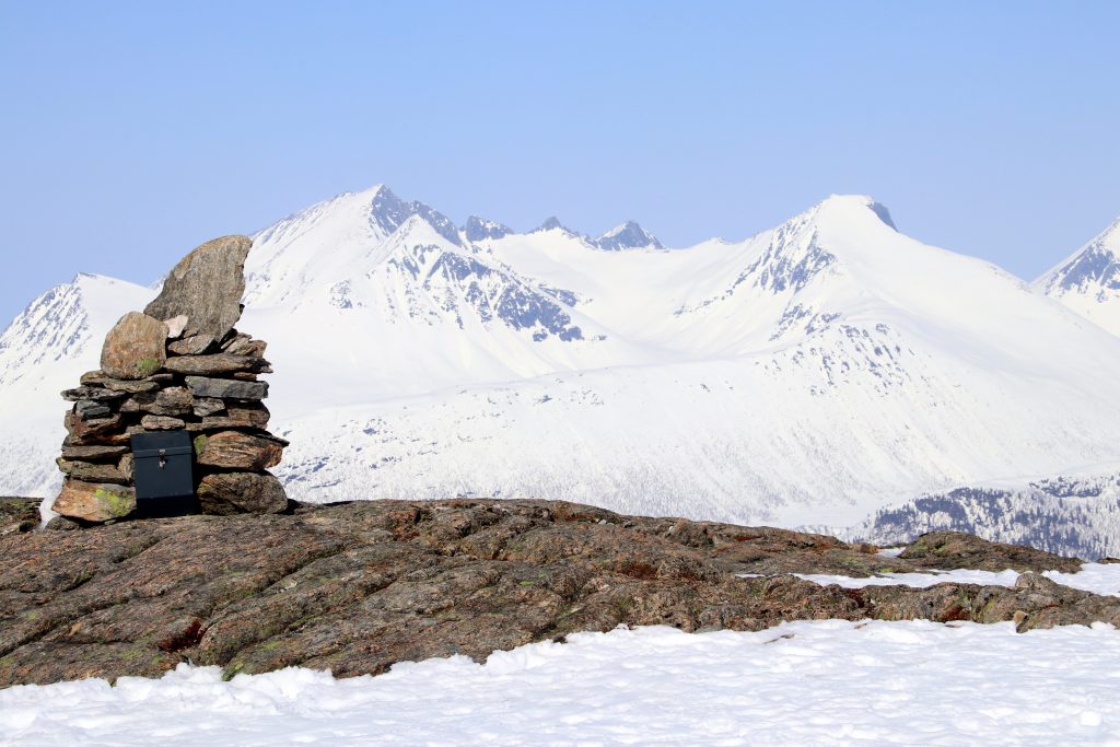 Storhesten (1.123 moh) med Hesteskotraversen og Kyrkjetaket (1.439 moh) i bakgrunnen.