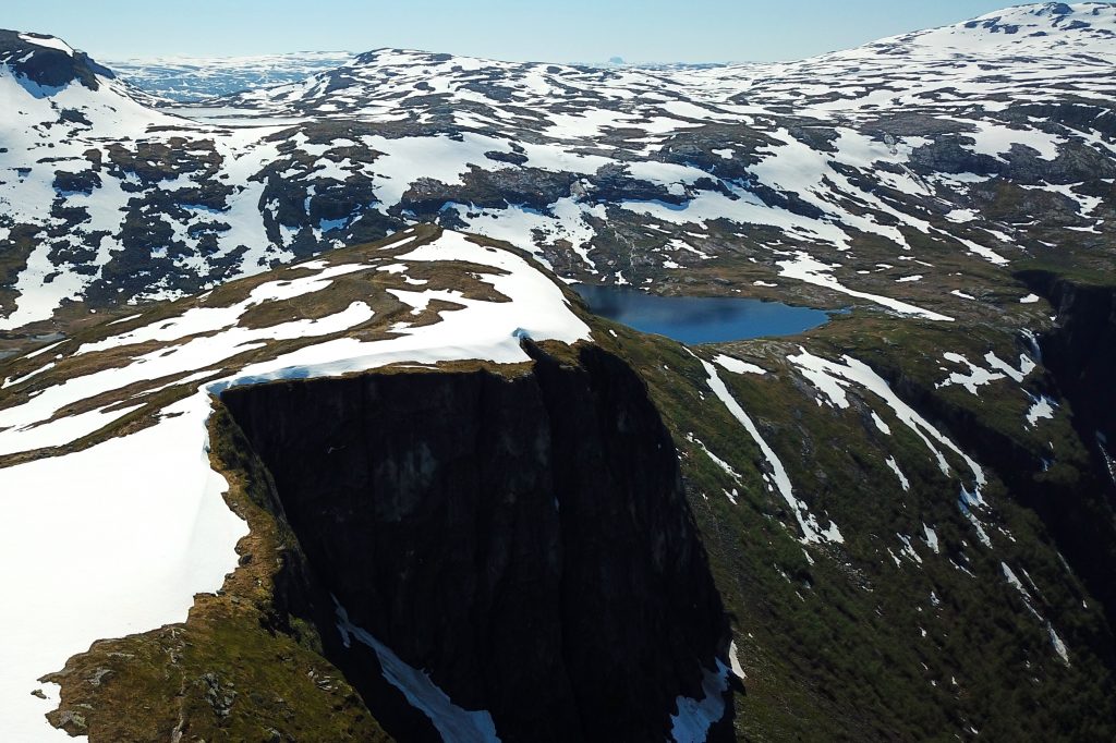 Det går bratte stup fra Hardangervidda ned mot Simadalen. Her er utsikten fenomenal.