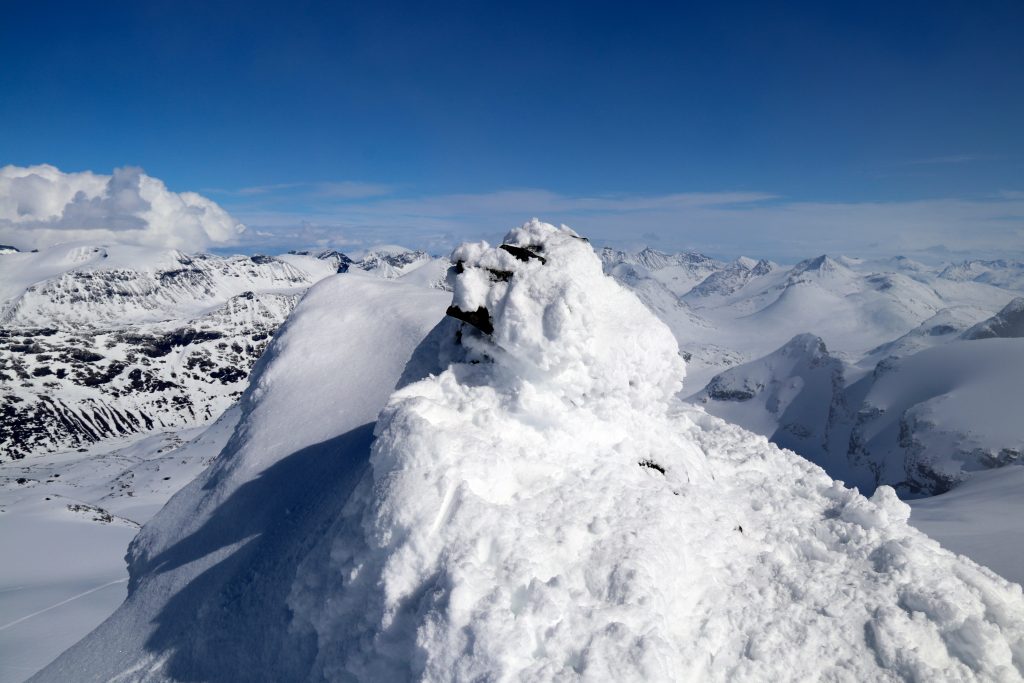 Toppvarden på Store Smørstabbtinden (2.208 moh).
