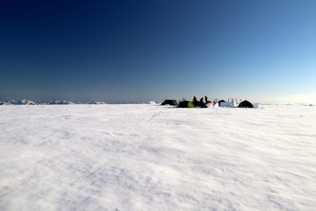 Siste campen på toppen av Ramnefjellet med flott utsikt over Sunnmørsalper, Jostedalsbreen og Jotunheimen.
