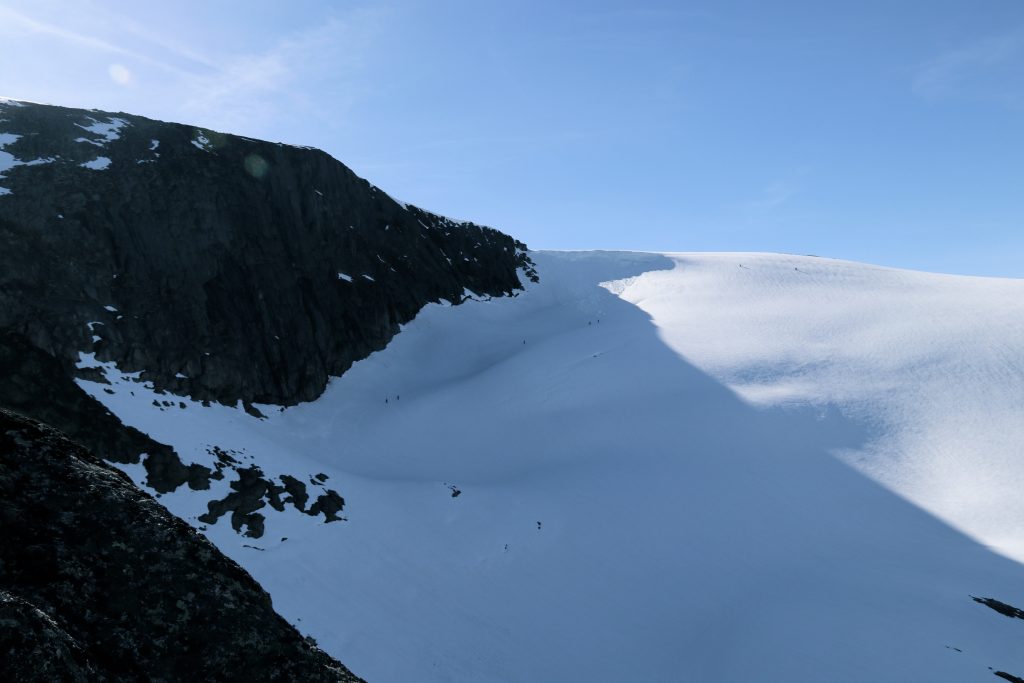 Bratt skikjøring ned Meleinsnibba (1.706 moh) til "Den Kinesiske Mur".