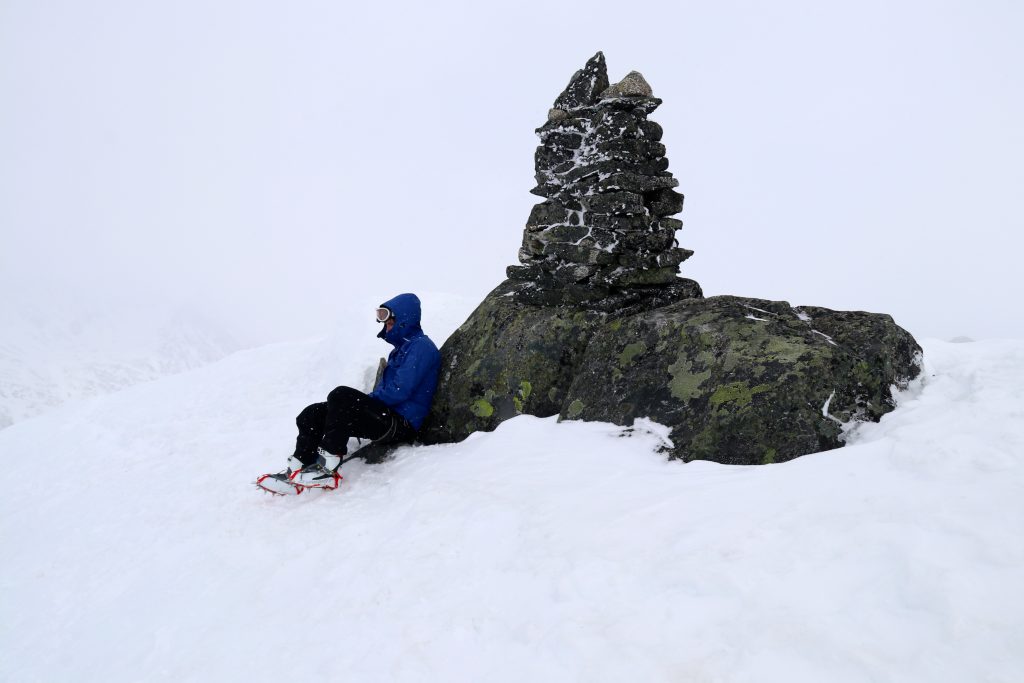 Toppvarden på Geite (2.002 moh) en grå og vindfull dag.