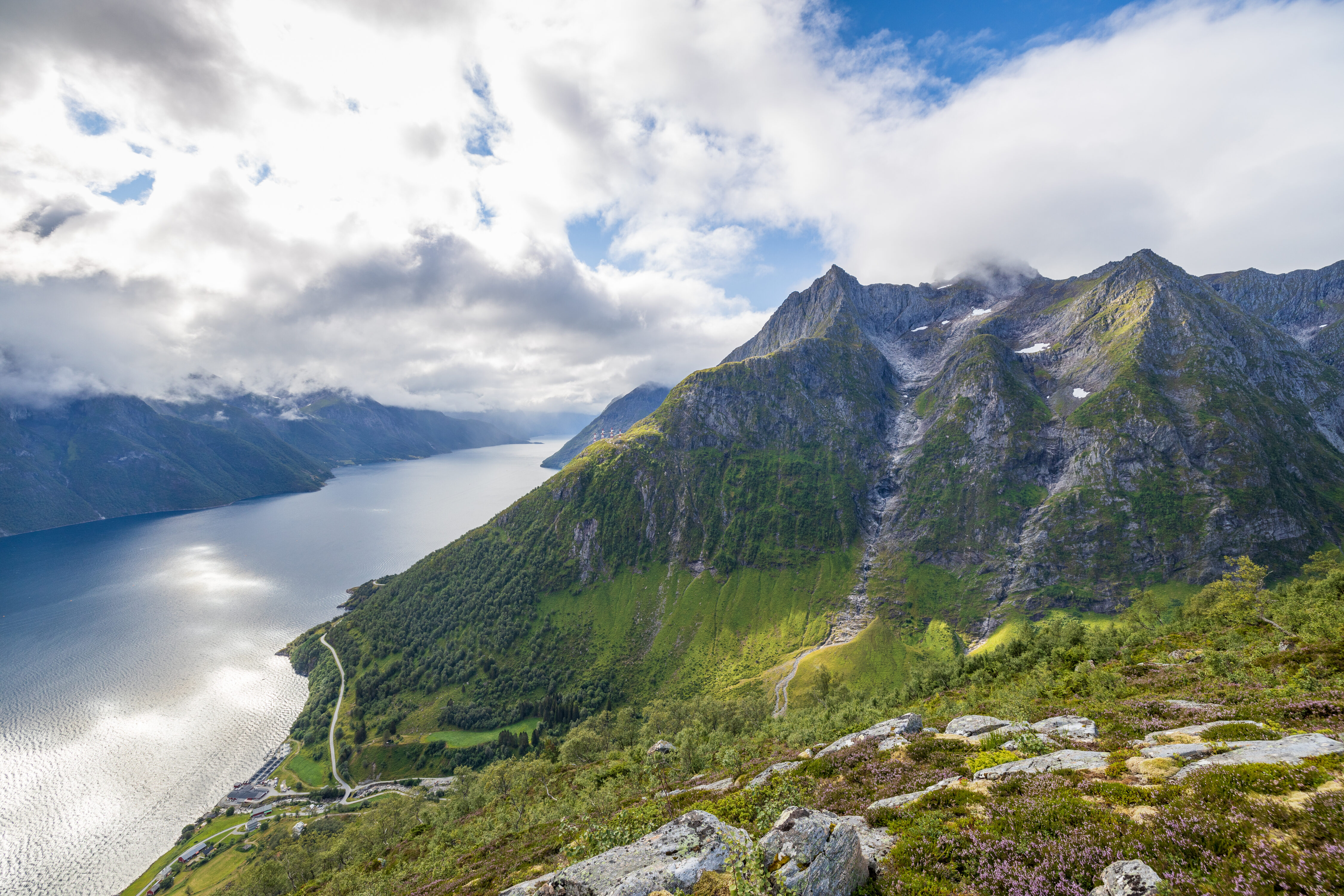 Utsikt fra Ystenesegga inn Hjørundsfjorden og Høgenipa.