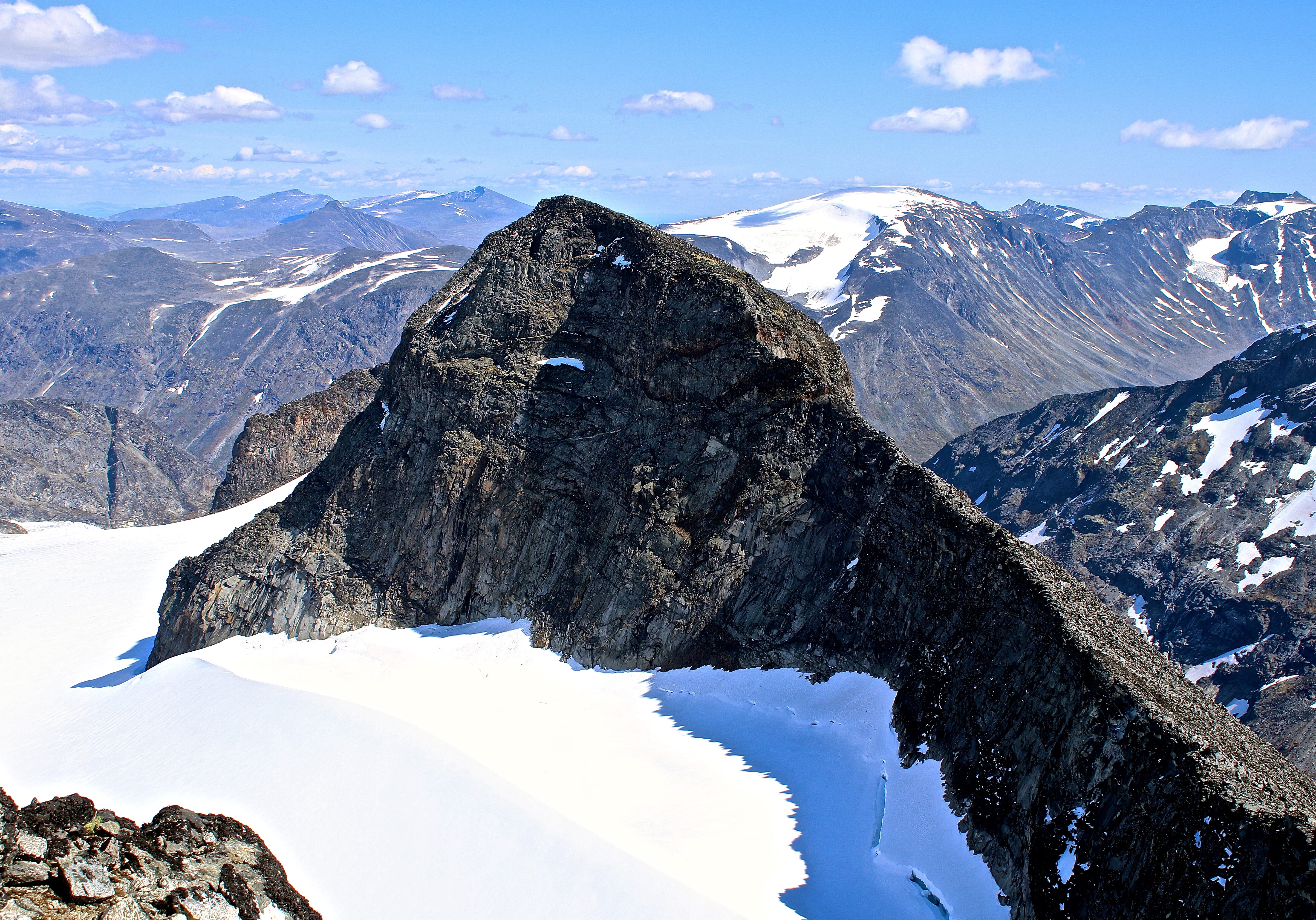 En tilbakelagt tur over Midtre Tverråtindan (2.302 moh), med en rappell på vei ned.