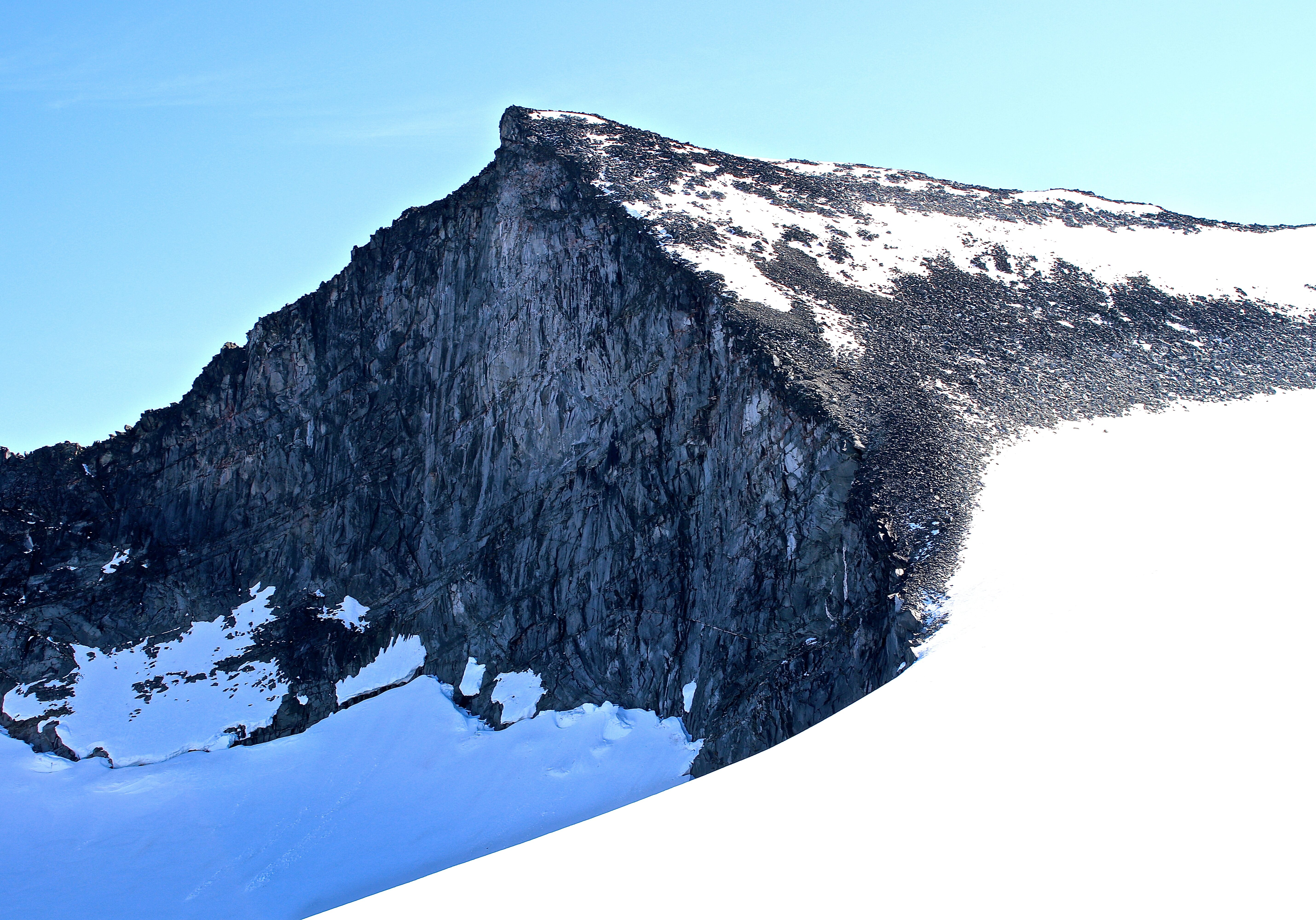 Store Tverråtindan (2.309 moh) sett fra Svellnosbreahesten.