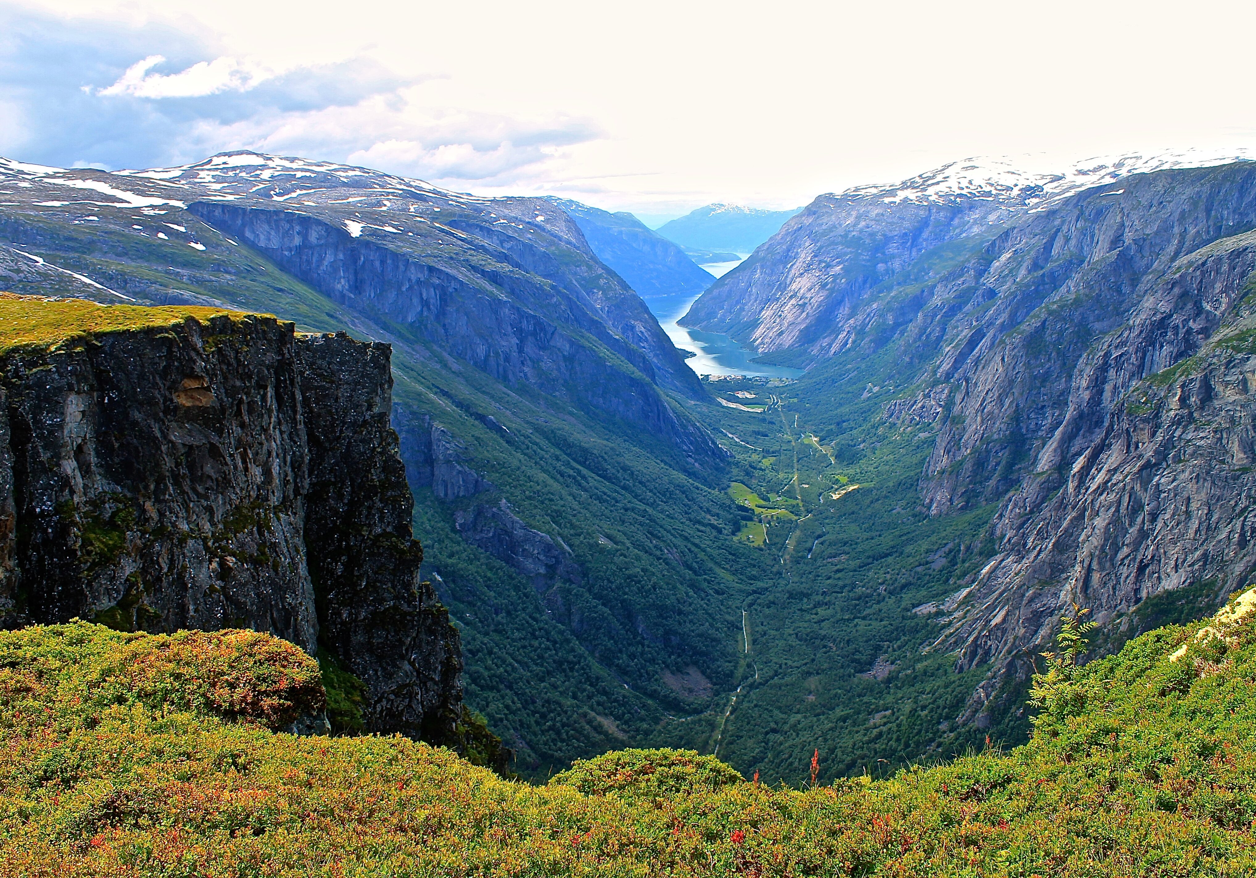 Simadalen sett fra stien, langs loddrette stup, mot Rembesdalsseter.