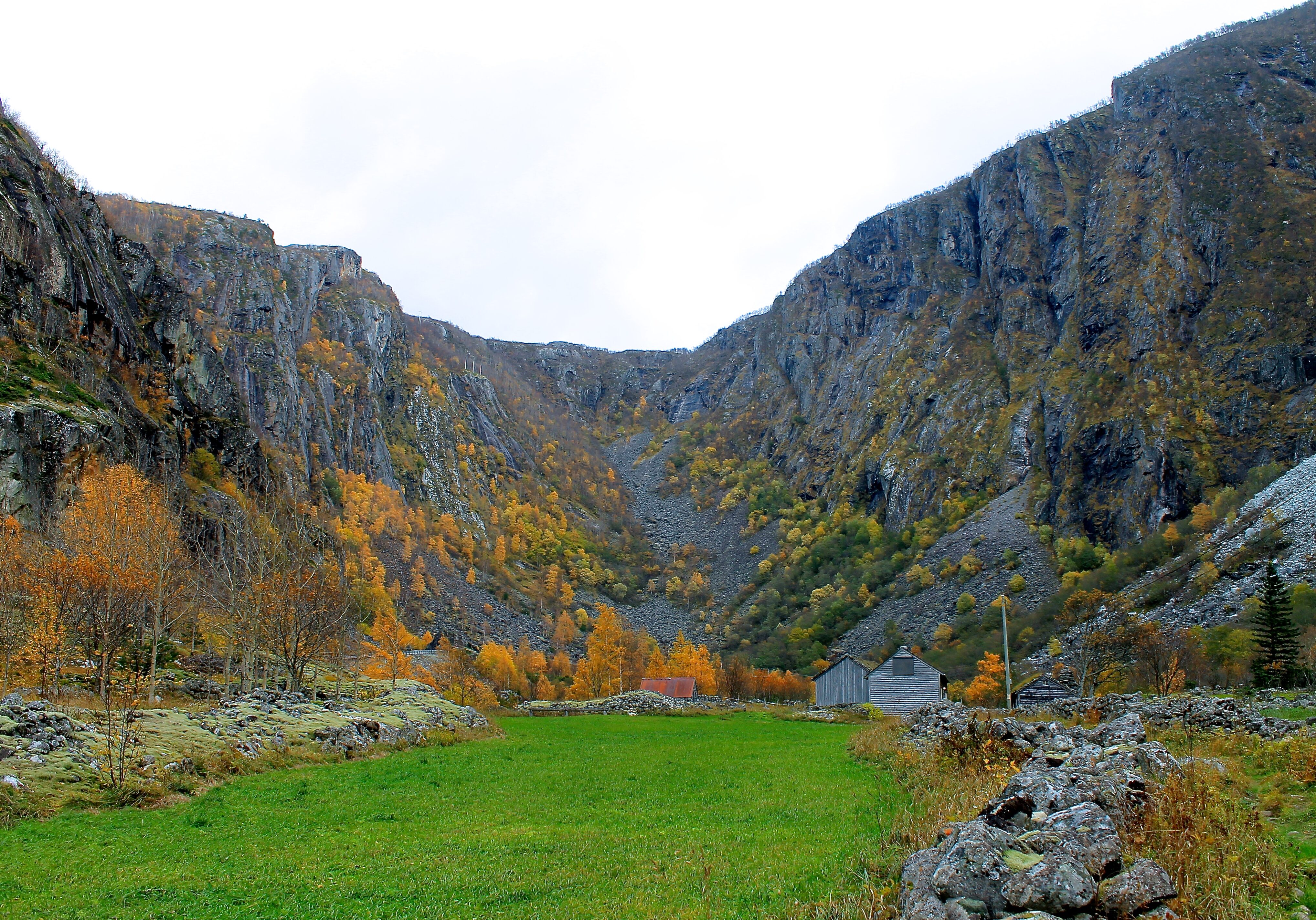 Turen starter ved Måbør gård og følger de bratte fjellsidene opp til Måbøberget.