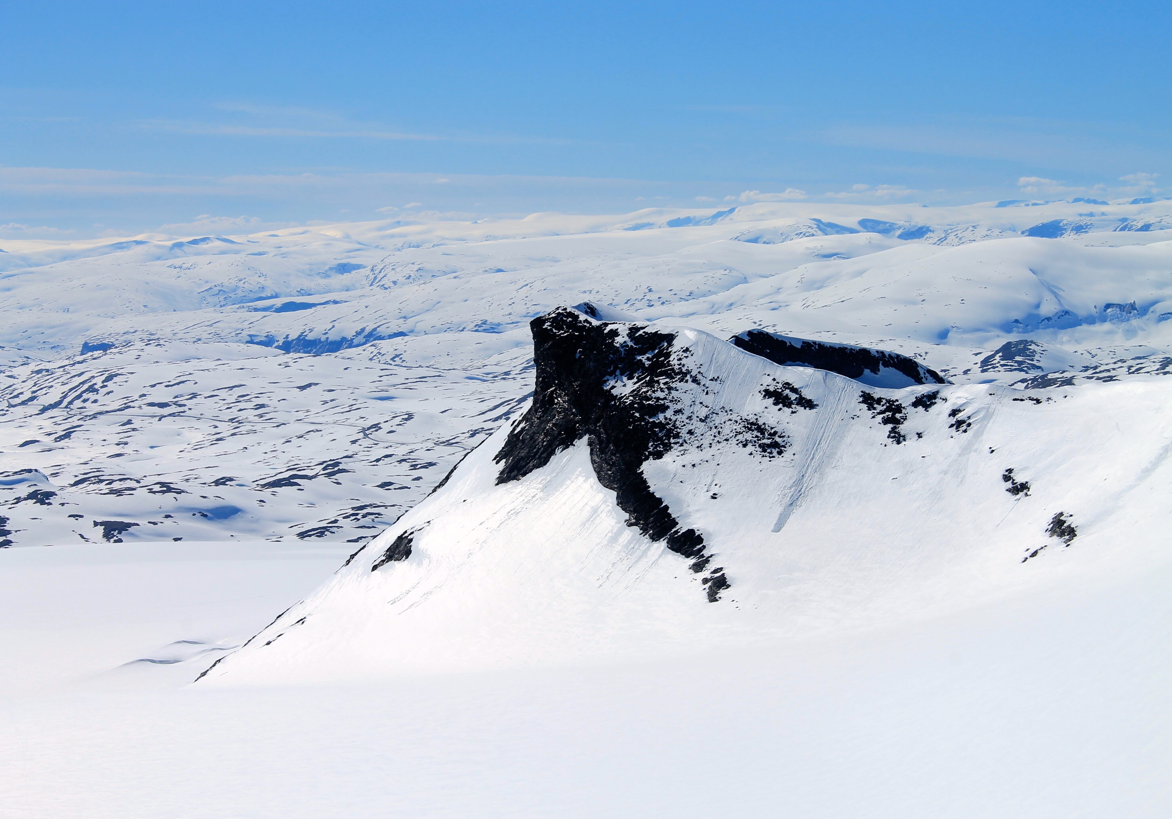 Nuntaket Kalven (2.034 moh) i Smørstabbremassivet.