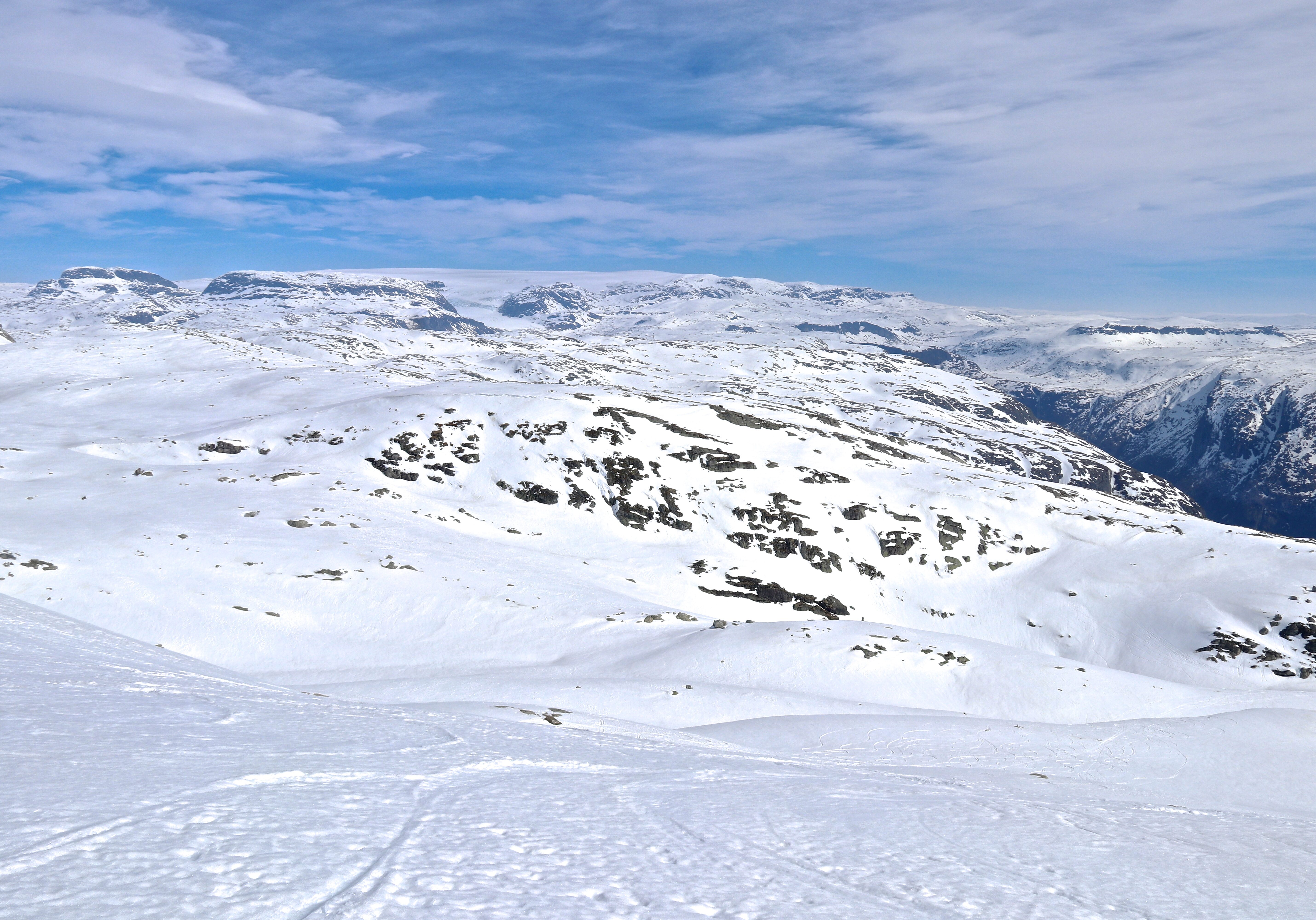 Utsikt mot Hardangerjøkulen fra toppen av Onen (1.620 moh).